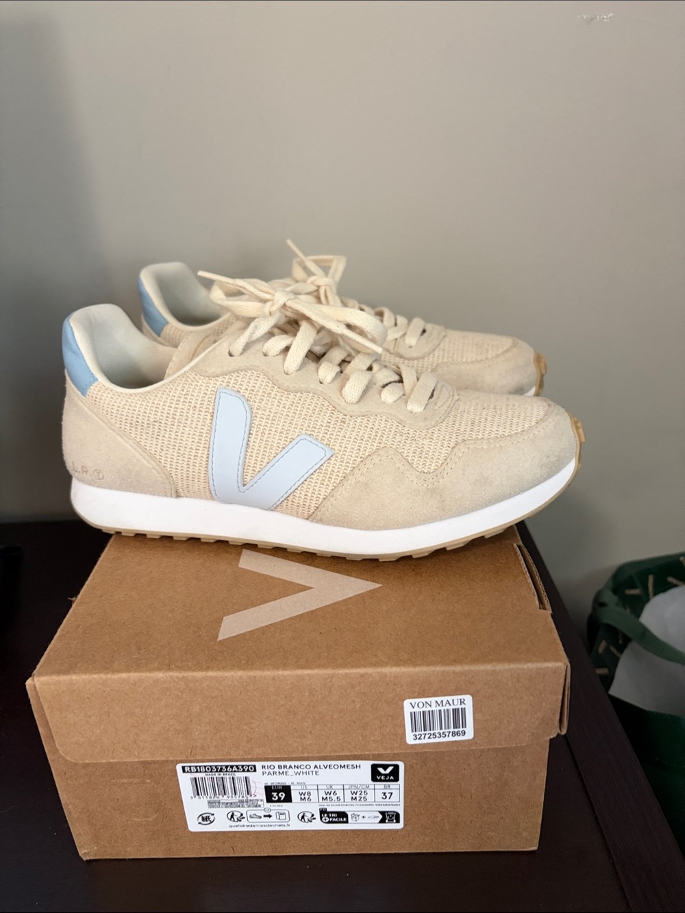 Veja RIO BRANCO ALVEOMESH PARME Beige with Light Blue Accents Sz 39 US 8